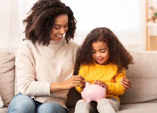Maman Et Fille Sur Canapé Avec Une Tirelire