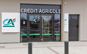 Entrée Agence Du Crédit Agricole, Porte Et Logo