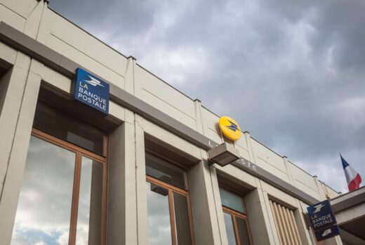 Façade D'une Banque Postale, Logos La Poste Et Drapeau France