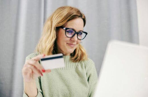 Femme Avec Carte Bancaire Devant Son Ordinateur Portable pour ouvrir un compte bancaire