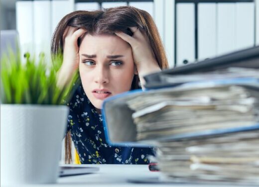 Femme Inquiéte Devant Un Gros Paquet De Feuilles