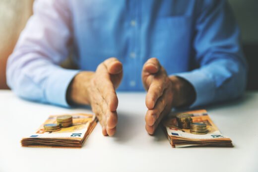 illustration personne séparant de l’argent représentant un compte joint