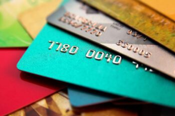 Plusieurs Cartes Bancaires Posées Sur Une Table