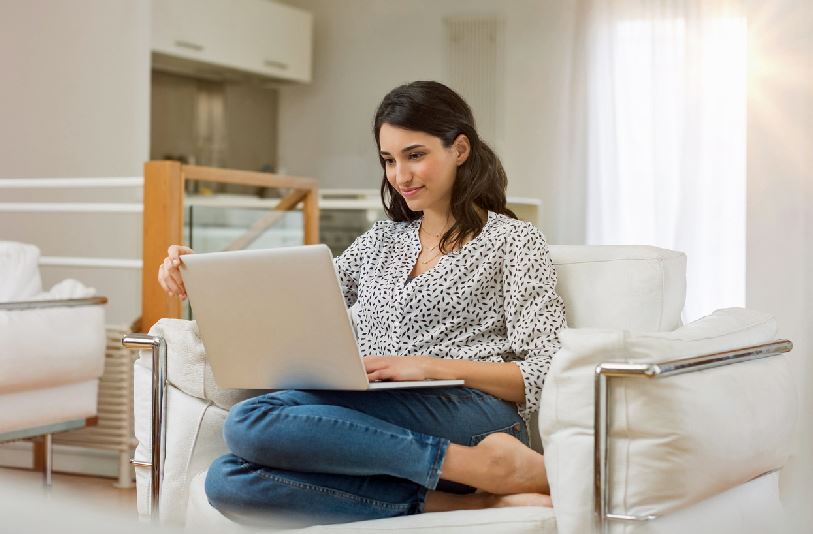 Femme Sur Un Fauteuil Qui Consulte Ses Comptes Banque Postale Sur Son Ordinateur