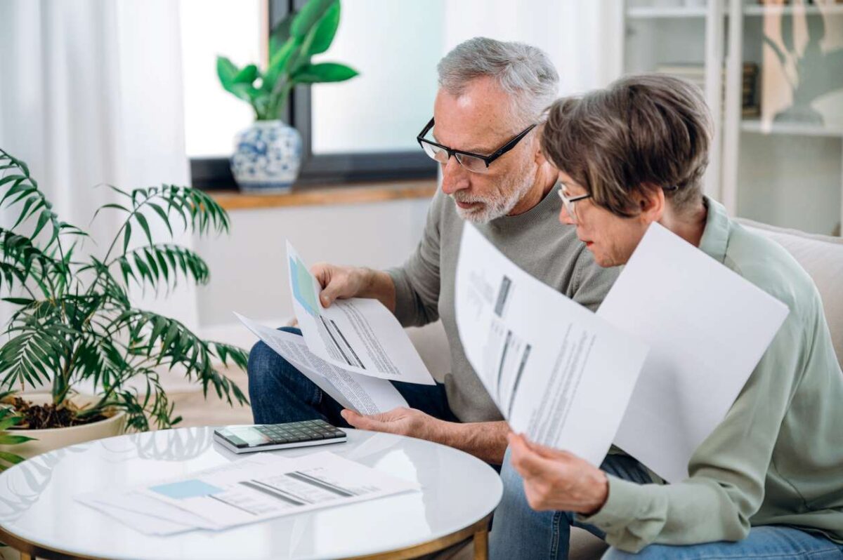 Couple Senior Consulte Ses Comptes